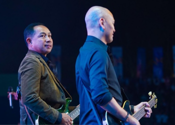 Wakasad TNI bersama gitaris Dewa 19 terlihat bermain gitar di satu panggung. (Foto Dispenad)