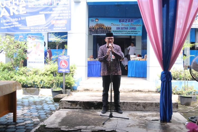 Ariansyah saat menghadiri Sutha Care DWP  UIN STS Jambi di Lapangan Parkir Kampus I Telanai UIN STS Jambi Sabtu, (08/04/2023). (Foto : Agus Suprianto -Kominfo)