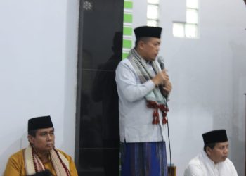 Gubernur Jambi, Al Haris saat memberikan sambutan dalam kegiatan Safari Ramadhan di Dusun Pulau Bukit, Kecamatan Pelawan, Kabupaten Sarolangun pada Sabtu malam (15/04/2023). (Foto Riky)