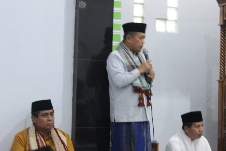 Gubernur Jambi, Al Haris saat memberikan sambutan dalam kegiatan Safari Ramadhan di Dusun Pulau Bukit, Kecamatan Pelawan, Kabupaten Sarolangun pada Sabtu malam (15/04/2023). (Foto Riky)