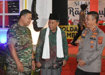 Danrem 042/Gapu Brigjen TNI Supriono, S.IP., M.M bersama Kapolda Irjen Pol Rusdi Hartono gelar Vicon Antisipasi Bangsit Malam Takbiran di Tugu Keris, Kota Jambi, Jumat (21/04/2023). (Dok. Penrem 042/Gapu)