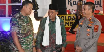 Danrem 042/Gapu Brigjen TNI Supriono, S.IP., M.M bersama Kapolda Irjen Pol Rusdi Hartono gelar Vicon Antisipasi Bangsit Malam Takbiran di Tugu Keris, Kota Jambi, Jumat (21/04/2023). (Dok. Penrem 042/Gapu)