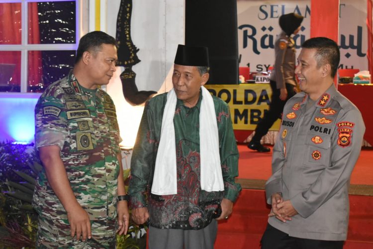 Danrem 042/Gapu Brigjen TNI Supriono, S.IP., M.M bersama Kapolda Irjen Pol Rusdi Hartono gelar Vicon Antisipasi Bangsit Malam Takbiran di Tugu Keris, Kota Jambi, Jumat (21/04/2023). (Dok. Penrem 042/Gapu)