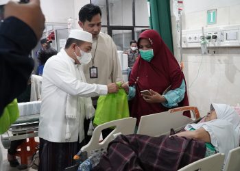 Al Haris saat, Kunjungi Nakes dan Pasien di RSUD Raden Mattaher (Foto: Harun -  Kominfo)