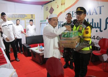 Al Haris menyerahkan bingkisan lebaran kepada petugas pengamanan, Jumat (21/04/2022) malam. (Dok. kominfo)