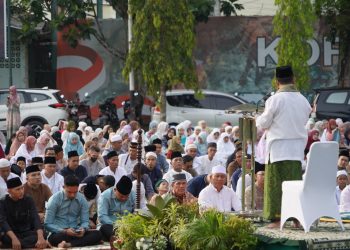 Pelaksanaan Salat Idul Fitri 1444 H di Lapangan Makorem 042/Gapu Kota Jambi, Sabtu (22/04/2023). (Dok. Penrem 042/Gapu)