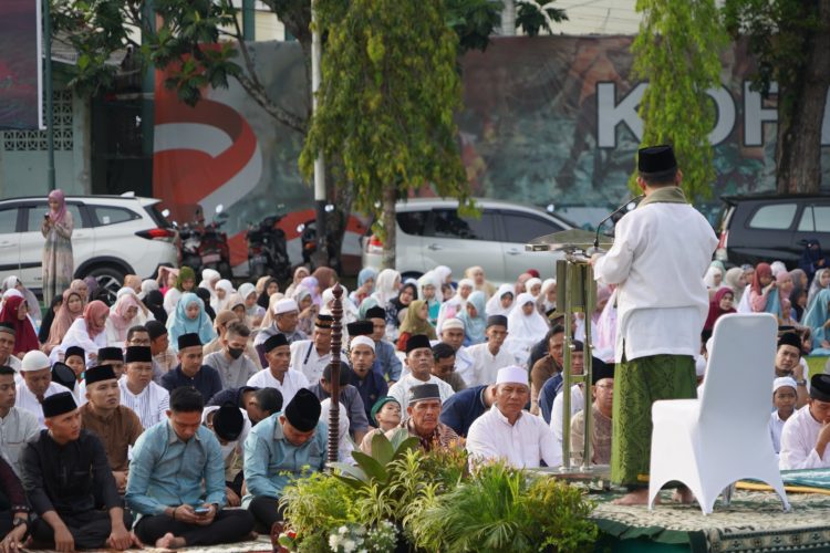 Pelaksanaan Salat Idul Fitri 1444 H di Lapangan Makorem 042/Gapu Kota Jambi, Sabtu (22/04/2023). (Dok. Penrem 042/Gapu)