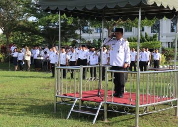 Gubernur Al Haris saat pimpin Apel Kedisiplinan ASN setelah di lapangan Kantor Gubernur, Rabu (26/04/2023). (Foto : Diskominfo/Agus Supriyanto)