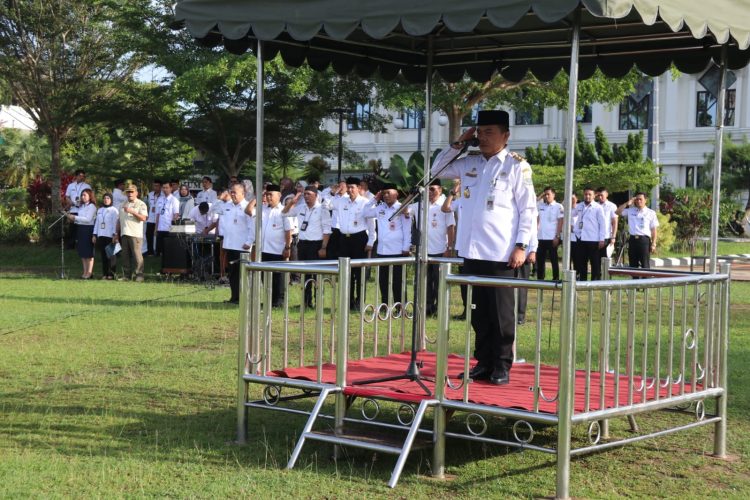 Gubernur Al Haris saat pimpin Apel Kedisiplinan ASN setelah di lapangan Kantor Gubernur, Rabu (26/04/2023). (Foto : Diskominfo/Agus Supriyanto)