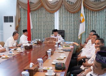 Gubernur Al Haris saat  mengikuti Rakor Kesiapsiagaan Bencana Kekeringan dan Karhutla bersama Menteri Koordinator Bidang Kemaritiman dan Investasi Luhut Binsar Panjaitan melalui Zoom Meeting, Rabu (26/04/2023). (Foto: Diskominfo/Novri)