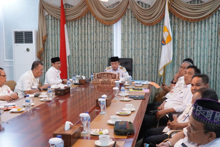 Gubernur Al Haris saat  mengikuti Rakor Kesiapsiagaan Bencana Kekeringan dan Karhutla bersama Menteri Koordinator Bidang Kemaritiman dan Investasi Luhut Binsar Panjaitan melalui Zoom Meeting, Rabu (26/04/2023). (Foto: Diskominfo/Novri)