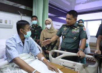 Jenderal TNI Dr. Dudung Abdurachman saat menjenguk Prajurit Korban Penyerangan KST Papua di RSPAD Gatot Soebroto, Jakarta, Rabu (26/04/2023). (Dok. Dispenad)