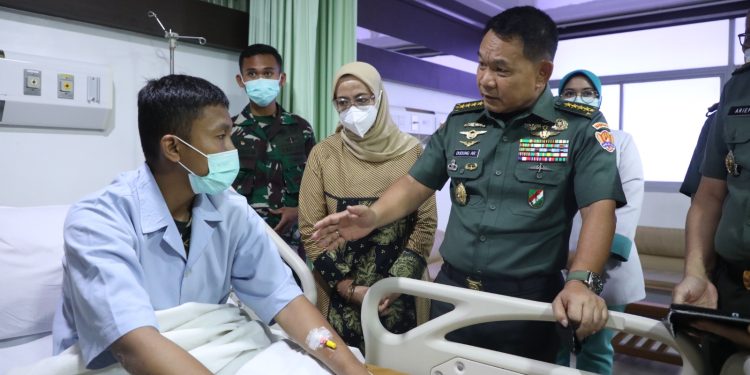 Jenderal TNI Dr. Dudung Abdurachman saat menjenguk Prajurit Korban Penyerangan KST Papua di RSPAD Gatot Soebroto, Jakarta, Rabu (26/04/2023). (Dok. Dispenad)