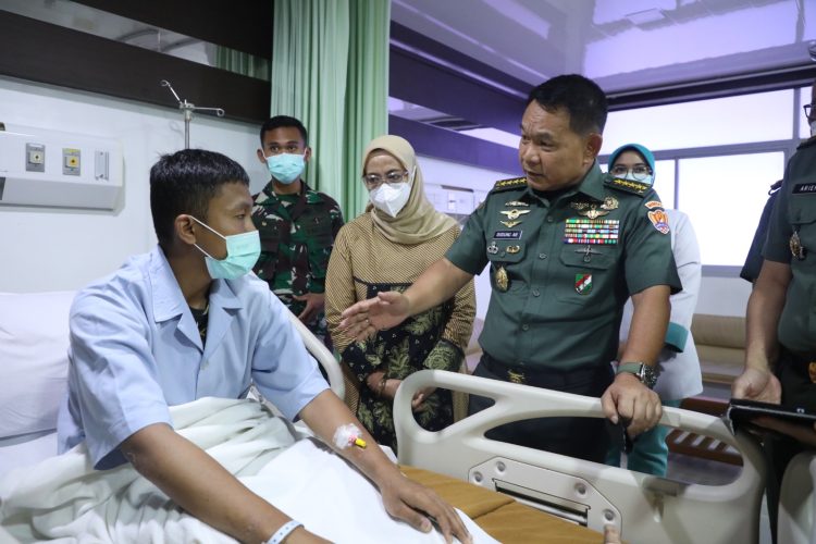 Jenderal TNI Dr. Dudung Abdurachman saat menjenguk Prajurit Korban Penyerangan KST Papua di RSPAD Gatot Soebroto, Jakarta, Rabu (26/04/2023). (Dok. Dispenad)