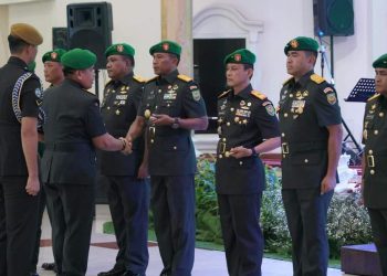 Mayjen TNI Hilman Hadi, S.I.P., M.B.A., M.Han., saat pimpin Sertijab Kasdam II/Sriwijaya di Gedung Sudirman Makodam II/Swj Palembang, Kamis (27/04/2023), (Dok. Pendam II/Sriwijaya)