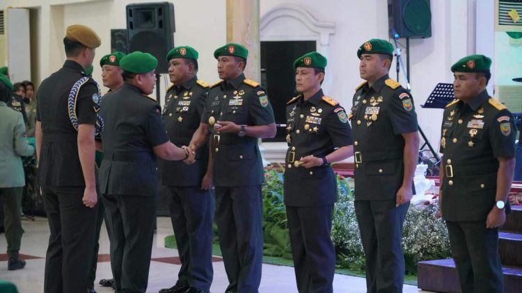 Mayjen TNI Hilman Hadi, S.I.P., M.B.A., M.Han., saat pimpin Sertijab Kasdam II/Sriwijaya di Gedung Sudirman Makodam II/Swj Palembang, Kamis (27/04/2023), (Dok. Pendam II/Sriwijaya)