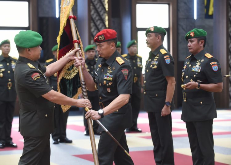 Kasad Jenderal TNI Dr. Dudung Abdurachman saat pimpin Sertijab  Empat Jabatan strategis di lingkungan TNI  AD  di Aula A.H Nasution, Mebesad Jakarta, Jumat (28/04/2023). (Dok. Dispenad)