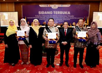 Jenderal TNI Dr. Dudung Abdurachman Sandang Predikat Lulusan Terbaik Program Doktor FEB Universitas Trisakti digelar di Hotel Aston, Jakarta, Jumat (28/04/2023). (Dok.Dispenad)