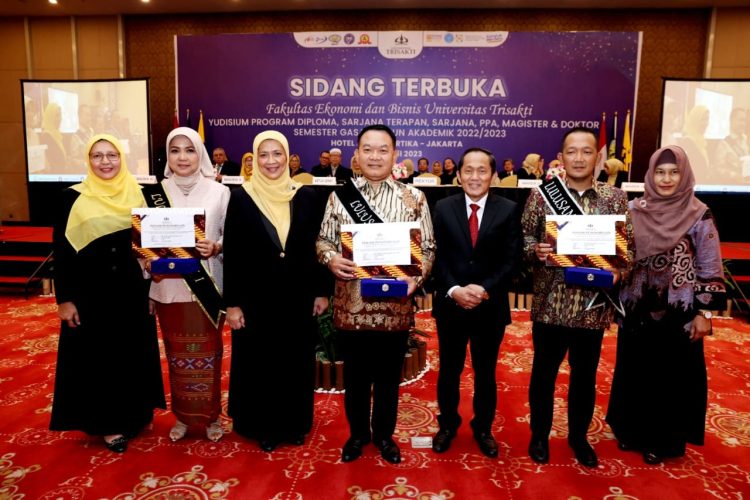 Jenderal TNI Dr. Dudung Abdurachman Sandang Predikat Lulusan Terbaik Program Doktor FEB Universitas Trisakti digelar di Hotel Aston, Jakarta, Jumat (28/04/2023). (Dok.Dispenad)