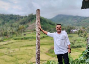 Wisatawan asal kota jambi saat berswafoto di Puncak Pasir Pematang Pauh (Dok. Juanda -Ampar)