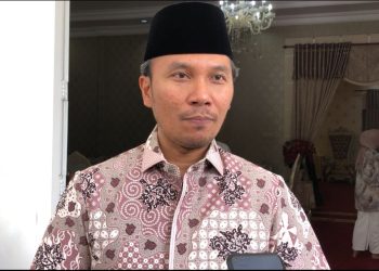 Ketua DPRD Provinsi Jambi, Edi Purwanto saat diwawancarai di Rumdis, Sabtu (29/04/2023). (Dok. Humas DPRD Provinsi Jambi)