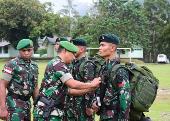 Kasrem 172/PWY saat Pimpin Upacara Pelepasan Satgas Pamtas Kewilayahan Yonif Raider 142/KJ, di lapangan Pacasila Rindam XVII/Cenderawasih, Sentani, Jayapura, Sabtu (29/4/2023).
(Dok. Papen Satgas Yonif Raider 142/KJ)