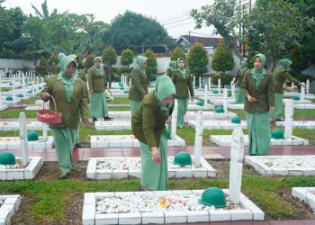 Persit KCK Koorcab Rem 042 saat Ziarah Rombongan di TMP Satria Bhakti, Kel. Thehok Kota Jambi, Sabtu (01/04/2023).(Dok. Penrem 042/Gapu- Hatta)