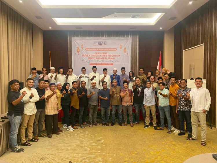 Momen foto bersama Pengurus dan Anggota SMSI Provinsi Jambi usai buka bersama di Luminor Hotel, kota Jambi pada Sabtu (1/4/2023). (Dok. Surtan)