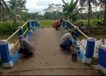 Pemdes Tri Mulya saat melaksanakan kegiatan gotong royong (Baksos) pada Jumat (31/03/2023). (Dok. Bahar Suro)