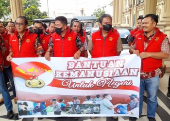 Direktorat Reserse Kriminal Umum Polda Jambi membagikan paket sembako kepada masyarakat yang ada di Kota Jambi. Sabtu (01/04/2023). (Dok. Siklusjambi.id)
