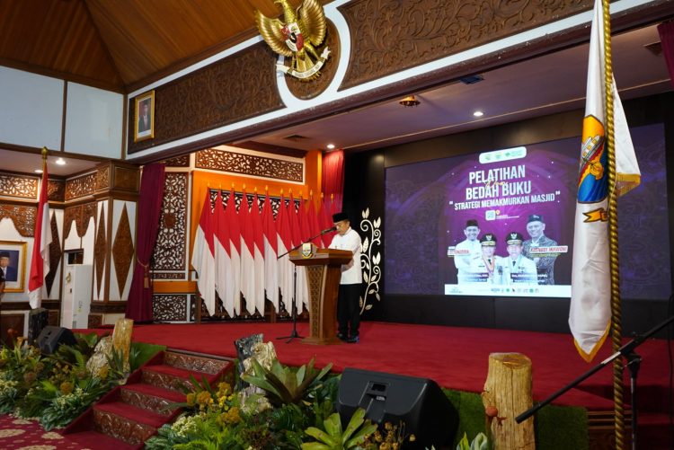 Al Haris saat saat menghadiri PELATIHAN DAN BEDAH BUKU “STRATEGIS MEMAKMURKAN MASJID di Auditorium Rumdis Jambi, Minggu (02/04/2023). (Foto : Diskominfo/Novriansah)