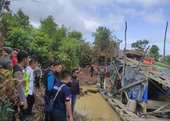 Penyidik Ditreskrimsus Polda Jambi yang dipimpin Kasubdit Subdit IV/ Tipidter, AKBP Arief Ardiansyah Prasetyo saat mengungkap jaringan PETI di Bungo, Jumat malam (31/03/23) lalu. (Dok. Humas Polda Jambi)