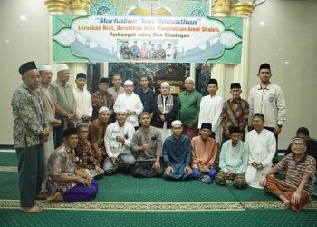 Antusias warga yang ingin berfoto bersama Gubernur Al Haris usai melaksanakan Salat Tarawih di Masjid Al Ikhlas, Lebak Bandung, Kota Jambi, Senin (03/04/2023). (Dok. Riki Serampas)