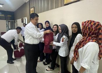 Penyerahan sembako kepada kepada PHL Ditresnarkoba Polda Jambi, Senin (03/04/23). (Dok. Humas Polda Jambi)