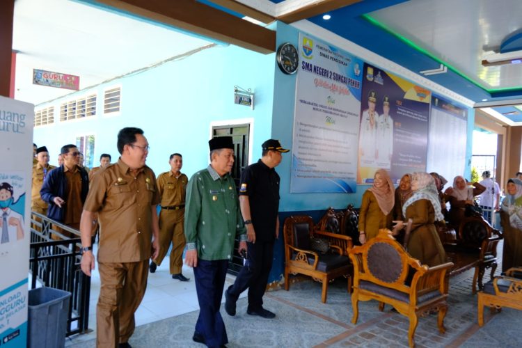 Wagub Sani saat Tinjau Proses Ujian Akhir Tahun di SMA N Kota Sungai Penuh, Selasa (04/04/2023). (Foto : Diskominfo/Agus Suprianto)