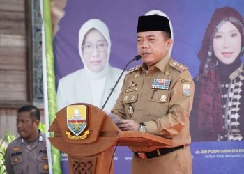 Gubernur Al Haris saat membuka Bazar Ramadhan 1444 H Dekranasda Provinsi Jambi di Balai Kerajinan Rakyat Selaras Pinang Masak. Selasa (04/04/2023). (Foto: Diskominfo/Harun)