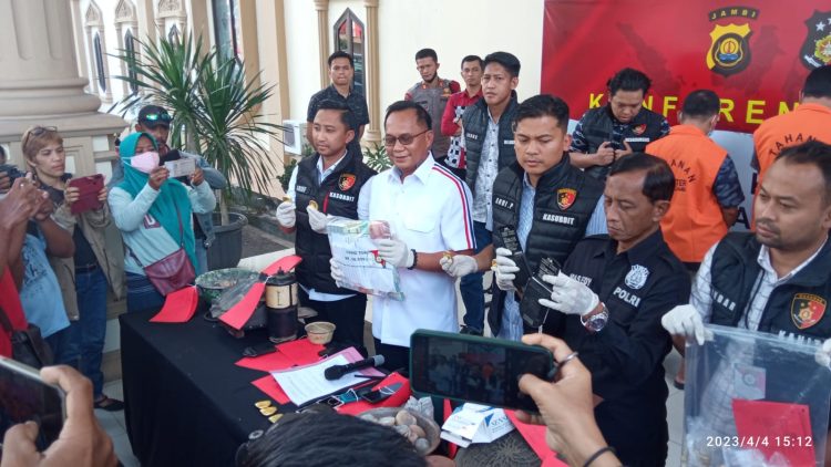 Ditreskrimsus Polda Jambi laksanakan press release kasus tindak pidana PETI di lobby utama gedung B Polda Jambi, Selasa (04/04/2023). [Foto: Ega]