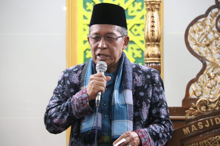 Wagub Sani menyampaikan kata sambutan pada Safari Ramadhan di Masjid Jamik Kota Sungai Penuh, Selasa (04/04/2023). (Foto : Agus Suprianto - kominfo)