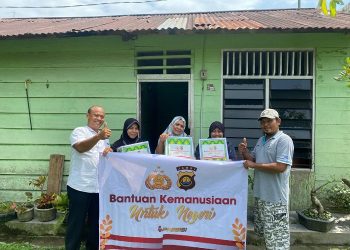 Kasi Tekintel Dit Intelkam Polda Jambi, AKBP Eko Tjahyo saat seruhkan paket sembako kepada warga Kelurahan Talang Bakung Rabu (05/04/2023). (Dok. andry - polda)