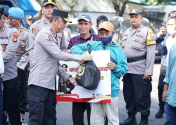 Pendistribusian Bansos kepada Warga Jakarta Utara, Rabu (05/04/2023) - (Dok. Div Humas Polri)