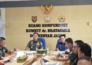 Danrem 042/Gapu saat Hadiri Rapat Dewan Pengawas Rumkit Dr. Bratanata Jambi di ruang rapat Husada Rumkit Dr. Bratanata Jambi, Kamis (06/04/2023) (Dok. Penrem 042/Gapu-Hatta)