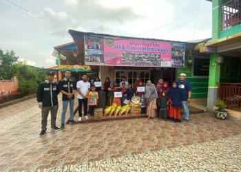 Pengurus AMSINDO Jambi saat menyerahkan paket sembako kepada anak-anak yatim di Rumah Asuhan Yatim Piatu Ummi Ikhlas, di Kelurahan Mayang Manggurai, Kota Jambi. Jum’at (07/04/2023). (Dok. Amsindo Jambi)