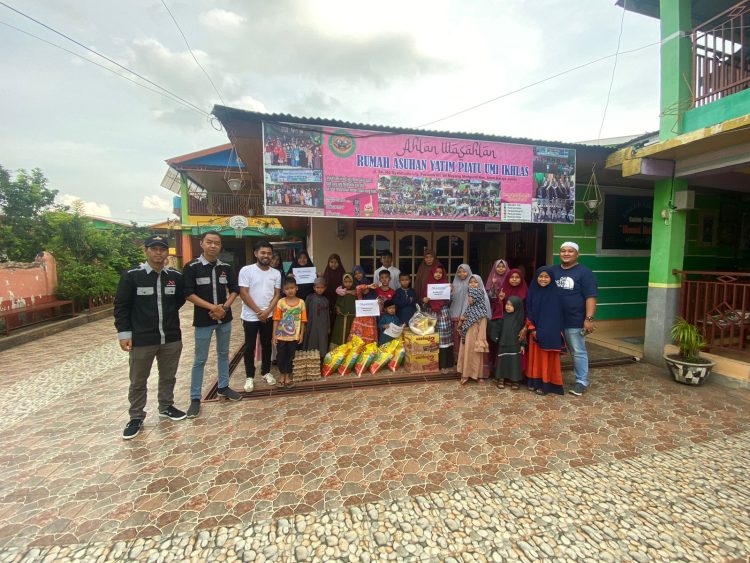 Pengurus AMSINDO Jambi saat menyerahkan paket sembako kepada anak-anak yatim di Rumah Asuhan Yatim Piatu Ummi Ikhlas, di Kelurahan Mayang Manggurai, Kota Jambi. Jum’at (07/04/2023). (Dok. Amsindo Jambi)