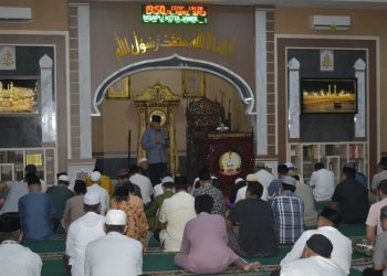 JAMBI,BITNews.id - Peristiwa Nuzulul Qur’an merupakan hari peringatan waktu diturunkannya wahyu Allah SWT (Al-Qur’an) kepada Nabi Muhammad SAW melalui malaikat Jibril ke bumi yang diperingati setiap tanggal 17 Ramadan.  Korem 042/Gapu memperingati Nuzulul Qur’an 1444 H di Masjid At Taqwa Makorem Jl. Jend Urip Sumoharjo Kel. Sungai Putri Kec. Danau Sipin Kota Jambi pada Jumat (7/4/2023).  Peringatan Nuzulul Qur’an ini juga diisi tausiyah yang dibawakan oleh Ustadz H. Muhamad Ali.  Ustadz H. Muhamad Ali mengajak umat Islam agar menjadikan peringatan Nuzulul Qur’an ini sebagai momentum untuk mengingatkan kembali dan merefleksi diri dalam mengimani, membaca, mentadabbur atau, memahami isi kandungan Al Qur’an, mengamalkan dalam bentuk sikap dan perbuatan dan terakhir menyampaikannya kepada seluruh umat muslim.  Al-Qur’an diturunkan kepada Rasulullah SAW secara bertahap, ayat demi ayat, dan surat demi surat. Al-Qur’an merupakan sumber petunjuk untuk mencapai kebahagiaan dunia dan akhirat. Peringatan Nuzulul Qur’an menjadi momentum untuk memahami pesan di dalam Al Qur’an serta mengamalkannya sebagai pedoman untuk membangun peradaban yang lebih unggul, maju, dan mulia.  “Malam Nuzulul Qur'an merupakan salah satu malam penting bagi pemeluk agama Islam di kala bulan suci Ramadan. Ini merupakan malam diturunkannya Al-Quran untuk kali pertama, melalui perantara Malaikat Jibril,” imbuhnya.  Peristiwa Nuzulul Quran menjadi titik penting dalam kehidupan Rasulullah SAW dan Al-Quran sendiri menjadi mukjizat terbesar Rasulullah SAW. Memperbanyak sholat malam adalah amalan baik yang diamalkan pada malam Nuzulul Quran, selanjutnya memperbanyak doa sesuai hajat adalah juga bagian dari amalan pada malam Nuzulul Quran, tutur Ustadz H. Muhamad Ali.  Peringatan Nuzulul Qur’an kali ini diikuti Danrem 042/Gapu Brigjen TNI Supriono, S.IP., M.M., dan Ketua Persit KCK Koorcab Rem 042 PD II/Sriwijaya Ny. Wiwik Supriono, Kasrem 042/Gapu, para Kasi Korem dan Wakil ketua Persit beserta Pengurus Persit KCK Koorcab Rem 042.  Kapenrem 042/Gapu Mayor Inf RM. Hatta mengatakan bahwa peringatan Nuzulul Qur’an yng digelar oleh Korem 042/Gapu ini merupakan upaya mengingatkan peran penting Al-Qur’an sebagai tuntunan dalam menerangi kehidupan manusia.  “Semoga peringatan Nuzulul Qur’an pada Ramadhan 1444 H, membawa perubahan yang signifikan di tengah kondisi masyarakat yang sedang mengalami berbagai macam cobaan. Kegiatan ini bentuk keseriusan Korem 042/Gapu dalam mewujudkan Provinsi Jambi yang diberkahi maju dan sejahtera, jadikanlah momentum ini untuk merefleksi diri untuk berubah lebih baik lagi kedepannya,” harapnya. (Penrem 042/Gapu)