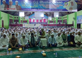 Gubernur Al Haris saat memperingati malam Nuzulul Qur’an 1444 Hijriyah di Pondok Pesantren Al-Mubarak, di Tahtul Yaman Seberang Kota Jambi (Sekoja), Jumat (07/04/2023) malam. [Dok. Luth-Kopasjambi]