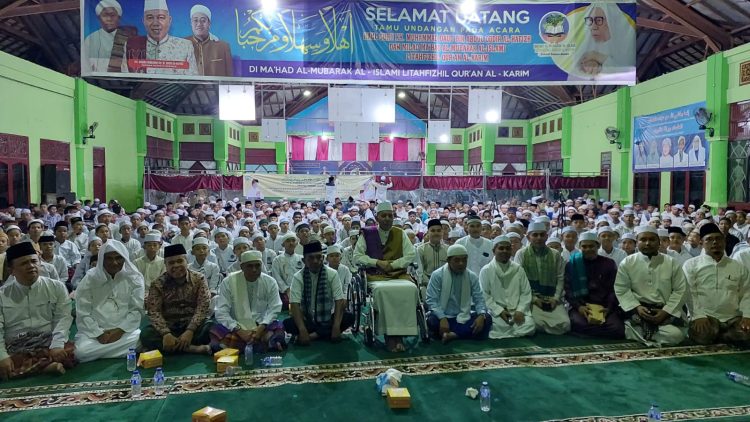 Gubernur Al Haris saat memperingati malam Nuzulul Qur’an 1444 Hijriyah di Pondok Pesantren Al-Mubarak, di Tahtul Yaman Seberang Kota Jambi (Sekoja), Jumat (07/04/2023) malam. [Dok. Luth-Kopasjambi]