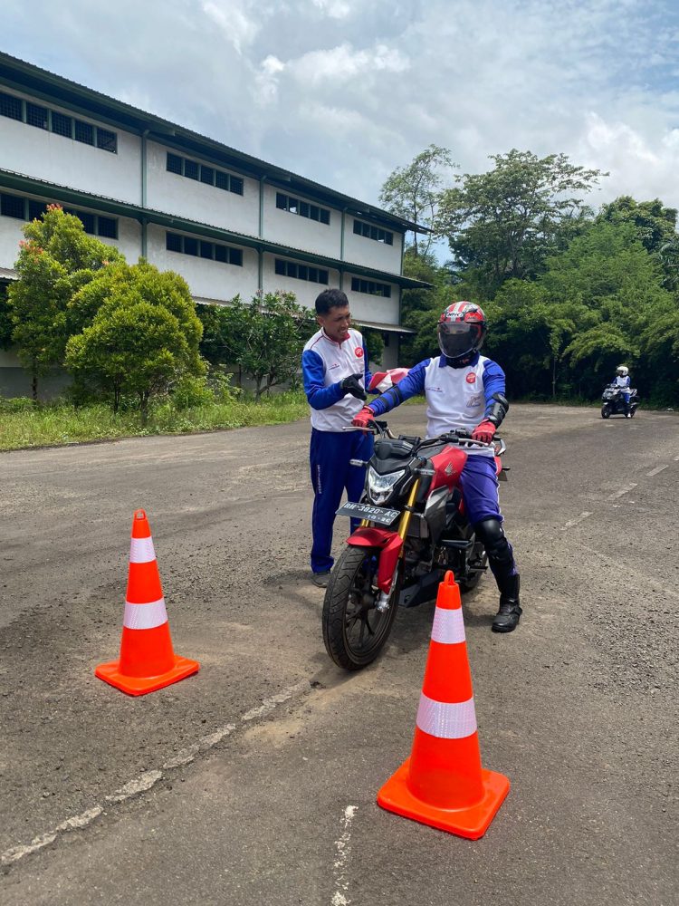 Safety Riding Competition Honda Community Regional Jambi 2023 di Safety Riding Center Sinsen Paal 6, Jambi. Minggu (09/04/2023). (Dok. Ajeng - Sinsen)