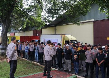 Ribuan paket sembako dari Kapolri Jenderal Listyo Sigit Prabowo diberikan kepada Persatuan Islam Jakarta, Banten dan Jabar. Senin, (10/4/23) (dok. Div Humas Polri)