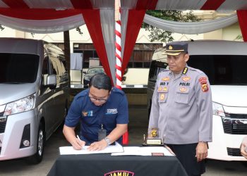 Pimpinan BRI Persero TBK Palembang, Wahyudi Darmawan dan Kepala Cabang dan Staf BRI Wilayah Jambi saat penyerahan hibah 2 Mobil Toyota dari PT Bank Rakyat Indonesia. Senin, (10/04/2023). (Dok, Humas Polda Jambi)