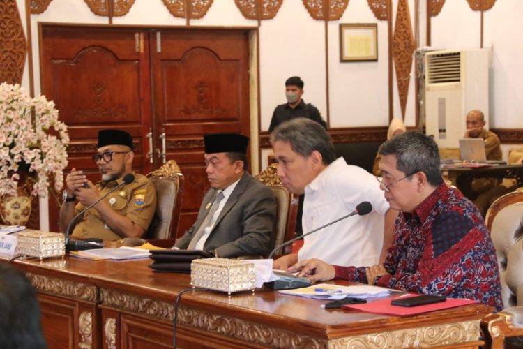 Al Haris saat mengikuti Rapat Persiapan Kenduri Swarnabhumi Provinsi Jambi Tahun 2023, bertempat di Auditorium Rumah Dinas Gubernur Jambi, Senin, (10/04/2023) (Foto : Agus - Kominfo)